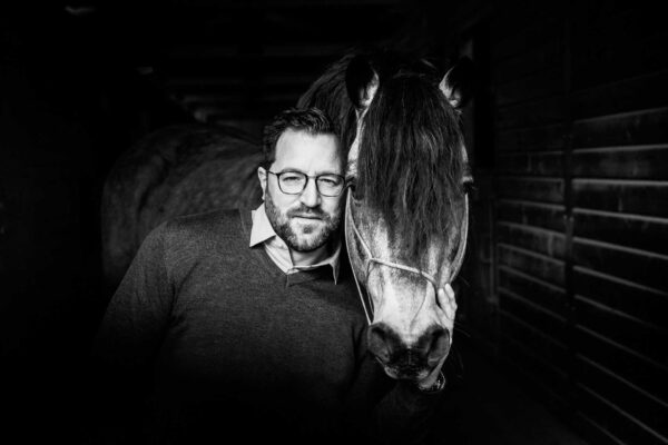 Timo Ameruoso Portrait mit Pferd SW meike engel fotografie